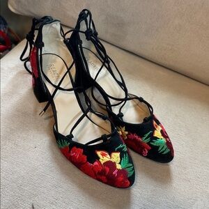 Kenneth Cole Tina Tie Up Heel